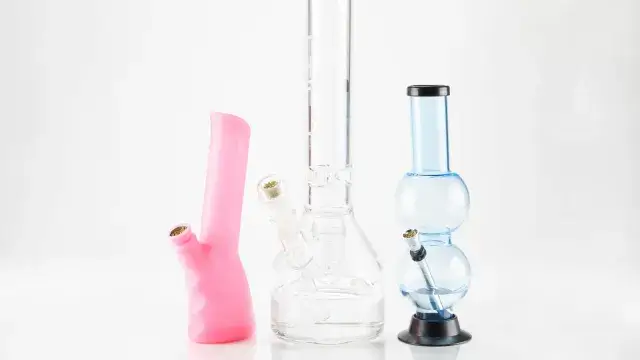 Unlike bongs of other shapes, straight tube bongs keep things simple. They filter smoke using a downstem, which should be submerged in water.